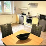 Apartment 2#netflix &wlan &kingsize Bett & Kaffee Maschine & Zentral & 500m Innenhafen & 2 Min U Bahn Duisburg
