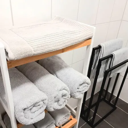 Apartment 2#netflix &wlan &kingsize Bett & Kaffee Maschine & Zentral & 500m Innenhafen & 2 Min U Bahn Duisburg